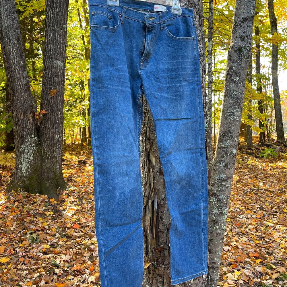 Wrangler Straight-Fit Pants – Classic and Comfortable